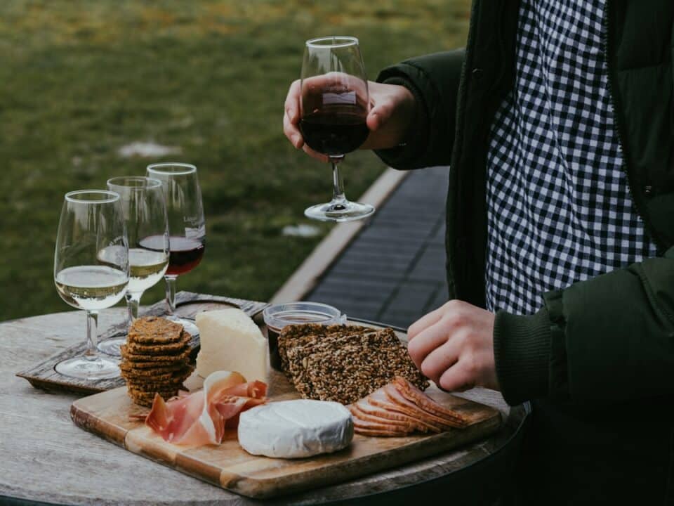 découvrez l'art de l'accord mets-vins et apprenez à marier chaque plat avec le vin idéal pour sublimer vos repas. nos conseils et suggestions vous guideront vers des combinaisons savoureuses et harmonieuses.